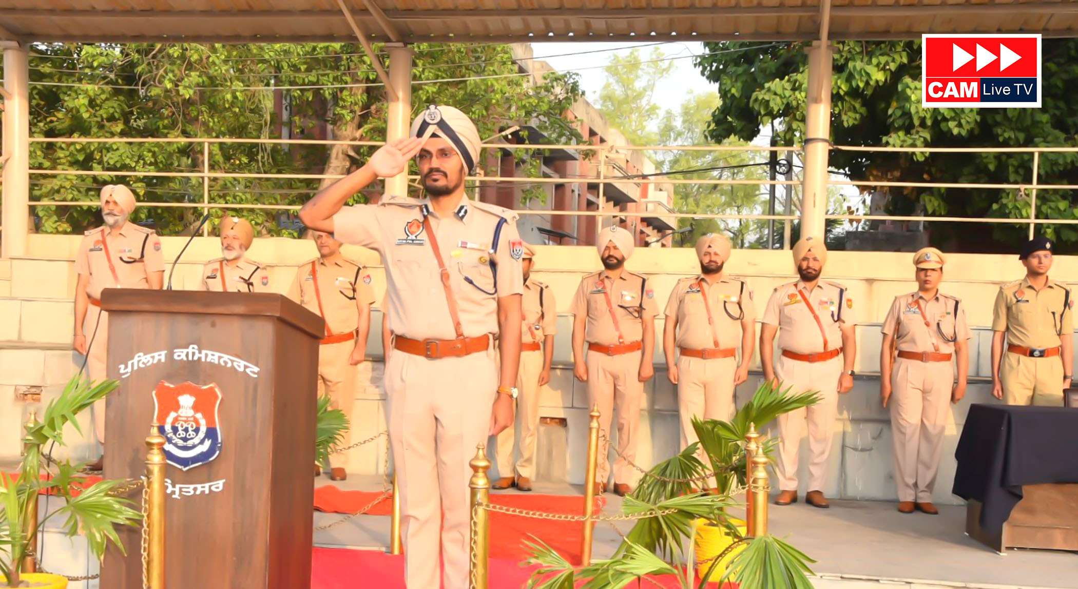 ਮਾਨਯੋਗ ਕਮਿਸ਼ਨਰ ਪੁਲਿਸ, ਅੰਮ੍ਰਿਤਸਰ ਜੀ ਵੱਲੋ ਜਨਰਲ ਪਰੇਡ ਨੂੰ ਮੱਦੇਨਜ਼ਰ ਰੱਖਦੇ ਹੋਏ ਪਰੇਡ ਦਾ ਨਿਰੀਖਣ ਕੀਤਾ ਅਤੇ ਆਪਣੀ ਡਿਊਟੀ ਬਾਖੂਬੀ ਨਿਭਾਉਣ ਵਾਲੇ ਪੁਲਿਸ ਅਧਿਕਾਰੀਆਂ ਨੂੰ ਸਨਮਾਨਿਤ ਕੀਤਾ।