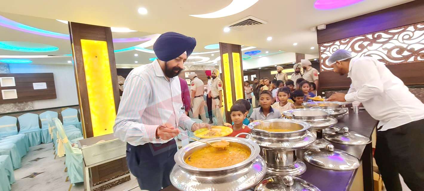 ਧਿਆਣ ਨਾਲ ਇੰਨਾ ਮੈਲੇ-ਕੁਚੈਲੇ ਕੱਪੜੇ ਪਾਈ ਅਤੇ ਅੱਧ-ਨੰਗੇ ਫ਼ਰਿਸ਼ਤਿਆਂ ਦੀਆਂ ਅੱਖਾਂ ਵਿੱਚ ਵੇਖਿਓ, ਕਿ ਕੋਈ ਇਨ੍ਹਾਂ ਵਿੱਚੋਂ ਗਰੀਬ ਨਜ਼ਰ ਆਉਂਦਾ ਹੈ | ਮਨਦੀਪ ਸਿੰਘ ਸਿੱਧੂ IPS