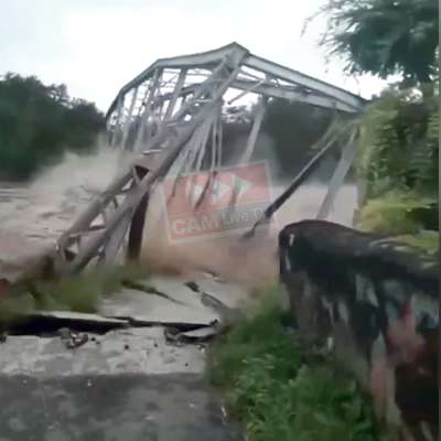कैमरे में कैद हुआ खतरनाक नज़ारा : असम में बाढ़ के चपेट में आया ब्रिज, पलक झपकते ही ओझल हुआ