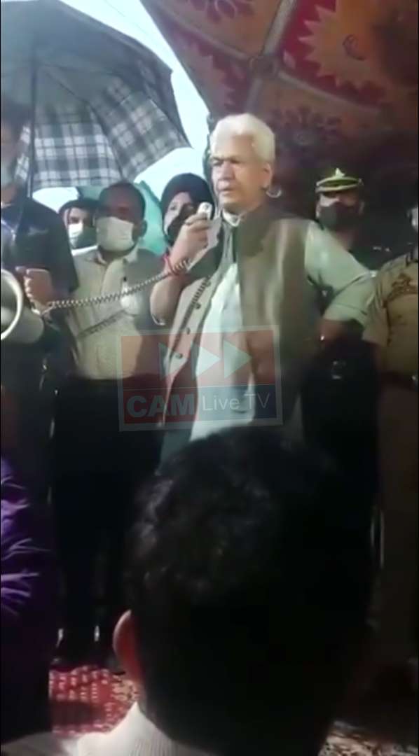 उपराज्यपाल मनोज सिन्हा के सामने प्रदर्शन पर अड़े कश्मीरी पंडित, बोले- “सुरक्षा के बिना नहीं करेंगे काम”
