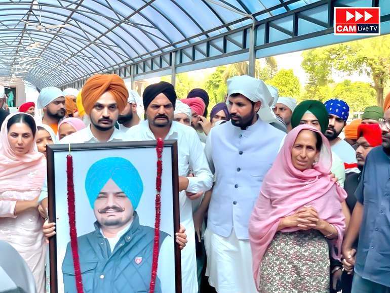 ਮਰਹੂਮ ਸਿੱਧੂ ਮੂਸੇਵਾਲਾ ਦੀਆਂ ਅਸਥੀਆਂ ਨੂੰ ਕੀਤਾ ਗਿਆ ਜਲ-ਪ੍ਰਵਾਹ, ਮਾਤਾ-ਪਿਤਾ ਦਾ ਨਹੀਂ ਝੱਲਿਆ ਜਾਂਦਾ ਦੁੱਖ,ਹਰ ਅੱਖ ਨਮ