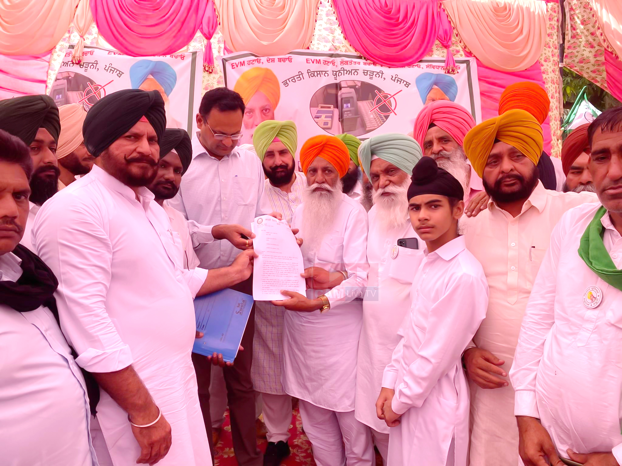 ਮੁਹਾਲੀ ਵਿਖੇ ਇਕੱਠੇ ਹੋਏ ਕਿਸਾਨਾਂ ਨੇ ਵੱਖ-ਵੱਖ ਮੰਗਾਂ ਨੂੰ ਲੈ ਕੇ ਕੇਂਦਰ ਤੇ ਪੰਜਾਬ ਸਰਕਾਰ ਨੂੰ ਸੌਂਪਿਆ ਮੰਗ ਪੱਤਰ
